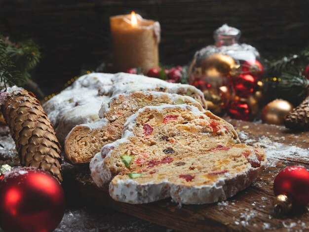 Photo traditional christmas stollen cones branches of a tree and christmas decorations pastry dessert