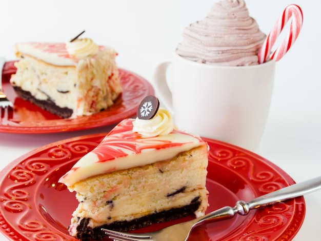 白い背景の上の伝統的なクリスマスホワイトチョコレートペパーミントチーズケーキ。