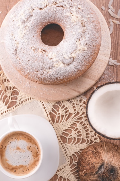 Foto torta tradizionale al cocco e una tazza di latte con caffè torta della nonna