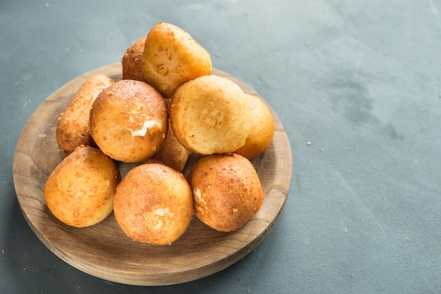 伝統的なコロンビアのブエヌエロ-揚げチーズのパン