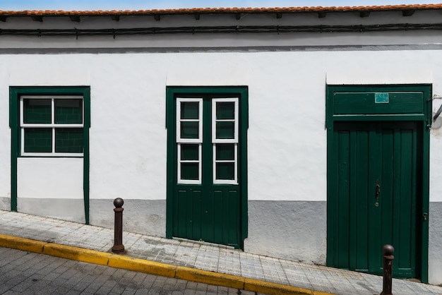 ギロチンの窓と緑のドアのある伝統的な植民地時代の家