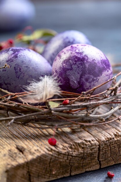 Традиционные красочные пасхальные яйца