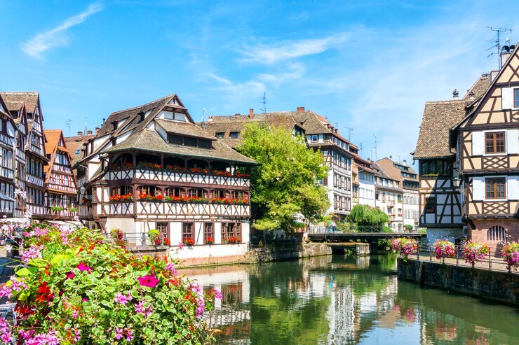 Photo la petite france、ストラスブール、アルザス、フランスの伝統的なカラフルな家