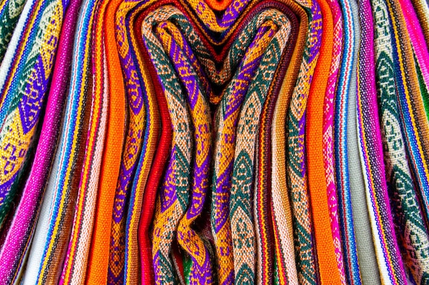 Photo traditional colorful inca blankets  llicllas for sale in a market in peru