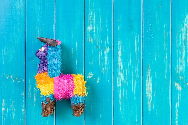 Photo traditional colorful table decorations for celebrating fiesta.