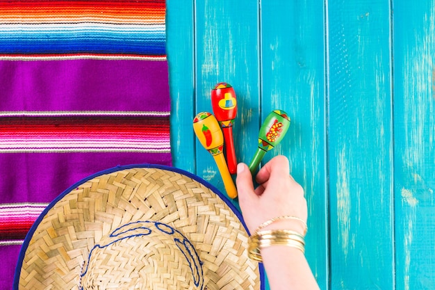 Foto decorazioni da tavola colorate tradizionali per celebrare fiesta.