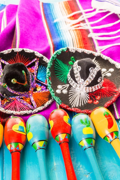 Photo traditional colorful table decorations for celebrating fiesta.