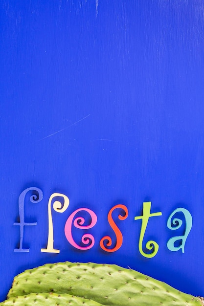 Foto decorazioni da tavola colorate tradizionali per celebrare fiesta.