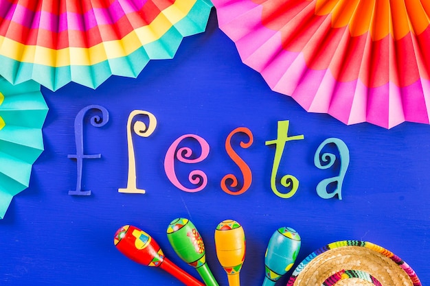 Foto decorazioni da tavola colorate tradizionali per celebrare fiesta.