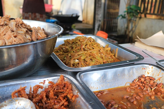 인도네시아의 전통 요리 메뉴입니다. 식품 포장 마차에서 인도네시아 음식. 인도네시아의 맛있는 요리