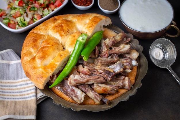 Традиционная вкусная местная турецкая еда; Бурян кебаб. Это мясное блюдо, которое относится к регионам Сиирт и Битлис. Его также называют «периве» на арабском языке. турецкое имя; Бурьян кебаби
