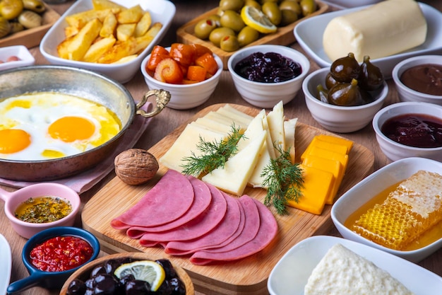 전통적인 맛있는 터키식 아침 식사, 음식 컨셉 사진.