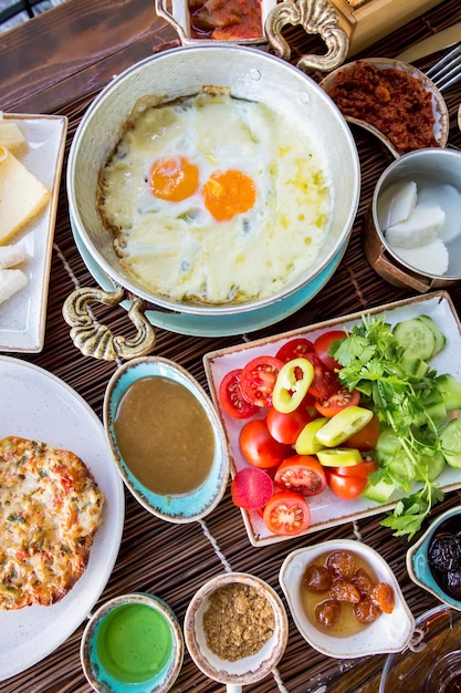 Фото Традиционный вкусный турецкий завтрак. концепция путешествия.