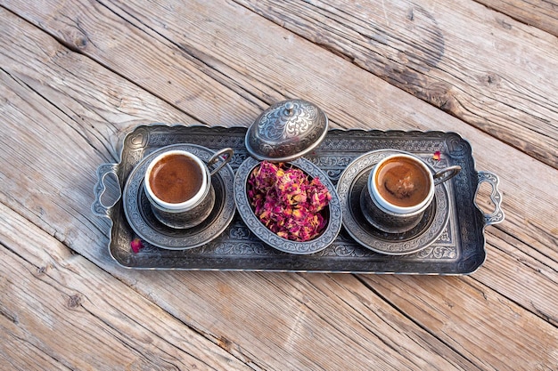 伝統的なおいしいトルコ コーヒーとターキッシュ ローズ デライト デザート