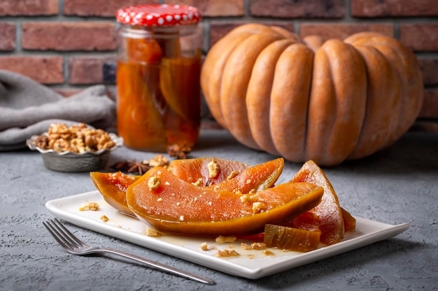 Photo traditional delicious turkish cuisine; pumpkin dessert or jam (turkish name; kirecte kabak receli or kabak tatlisi)