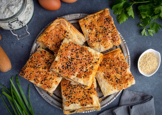 Foto tradizionale deliziosa cucina turca cibo turco torta di carne macinata fatta a mano nome turco kayseri tandir boregi tandar boregi