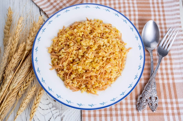 Foto delizioso cibo turco tradizionale; bulgur pilaf con vermicelli (nome turco; sehriyeli bulgur pilaf)