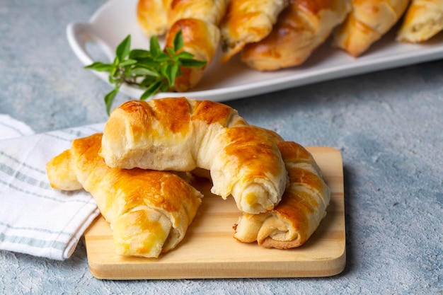 Foto delizioso cibo turco tradizionale; croissant al formaggio (nome turco; pamuk pogaca, serit pogaca)