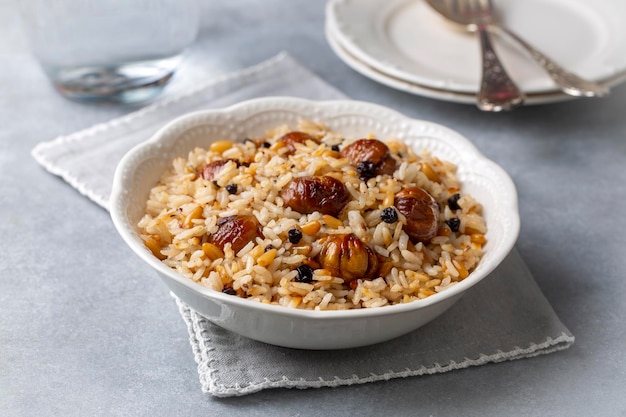 Foto delizioso cibo turco tradizionale; pilaf di riso alle castagne (nome turco; kestaneli pilav)