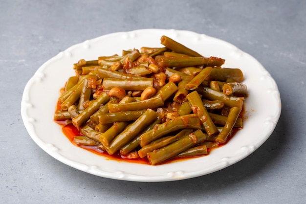 伝統的なおいしいトルコ料理新鮮な緑黒目エンドウ豆食品トルコ名 Zeytinyagli yesil taze borulce または acebek