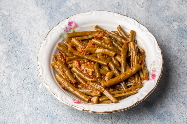 伝統的な美味しいトルコ料理;新鮮な緑色の黒い目豆の食べ物 (トルコ語名: Zeytinyagli yesil taze borulceまたはacebek)