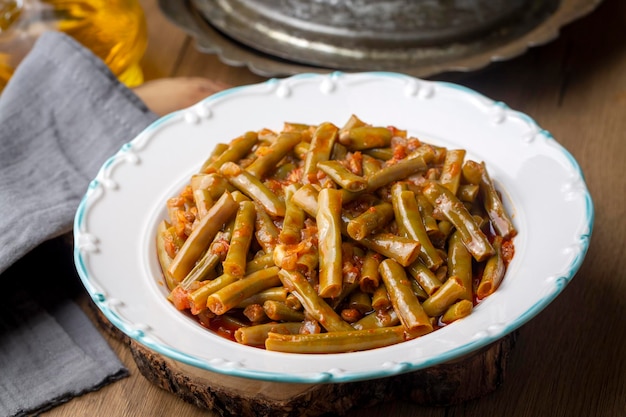 Традиционная вкусная турецкая еда; еда из свежего зеленого гороха с черными глазами (турецкое название; Zeytinyagli yesil taze borulce или acebek)