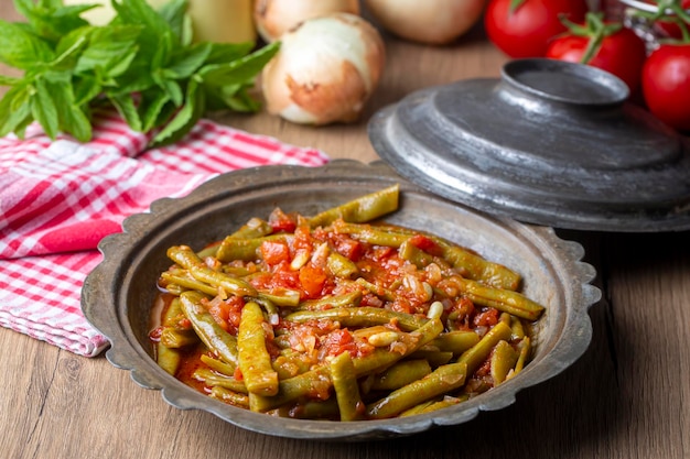 Традиционная вкусная турецкая еда; зеленые бобы с оливковым маслом; турецкое название; Zeytinyagli taze fasulye