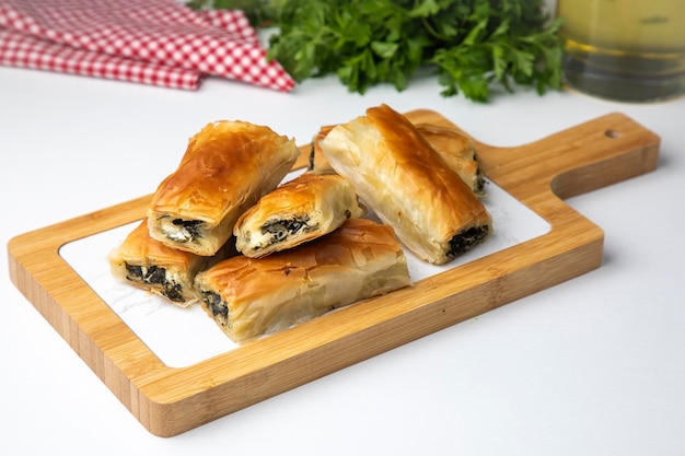 전통적인 맛있는 터키 음식 수제 시금치 치즈 파이 페이스트리 터키어 이름 el acmasi borek rulo borek 시금치와 치즈를 곁들인 터키식 보레크 롤 전통 터키식 패스트리 rulo borek