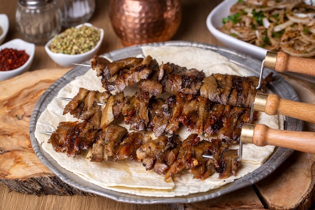 Foto delizioso cibo turco tradizionale; oltu cag kebabi, doner kebab alla griglia della cucina di erzurum