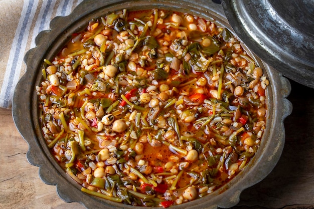 Традиционная вкусная турецкая еда; Пирпирим - это блюдо, приготовленное из портулака, принадлежащего региону Газиантеп, между основным блюдом и супом. турецкое имя; Пирпирим аси - йемеги