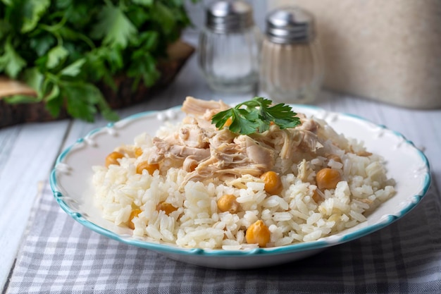 伝統的なおいしいトルコ料理。ひよこ豆と鶏肉のご飯 (トルコ名; Tavuklu nohutlu pilav または pilaf)