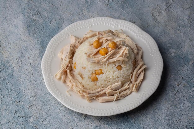 Foto tradizionale delizioso cibo turco riso con ceci e pollo nome turco tavuklu nohutlu pilav o pilaf