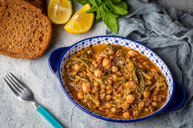 伝統的なおいしいトルコ料理。ほうれん草の根菜とひよこ豆、トルコ名。ノフトル・メルシメクリ・イスパナク・コク - バシ