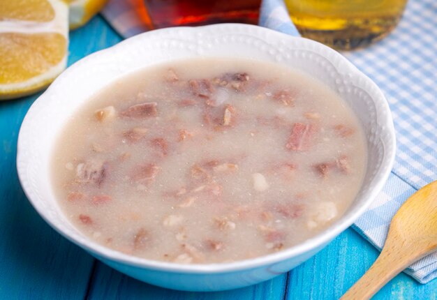 Foto tradizionale cibo turco delizioso zuppa tradizionale di tripe iskembe corbasi e zuppa di frattaglie turca zuppa di carne kelle paca nome turco kelle paca corbasi