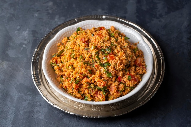 Photo traditional delicious turkish foods: bulgur salad (kisir)