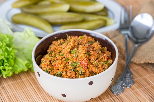 전통적인 맛있는 터키 음식; bulgur 샐러드 (Kisir)