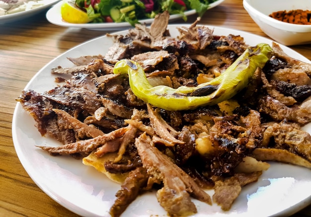 Deliziosi cibi tradizionali turchi; döner kebab, carne alla griglia