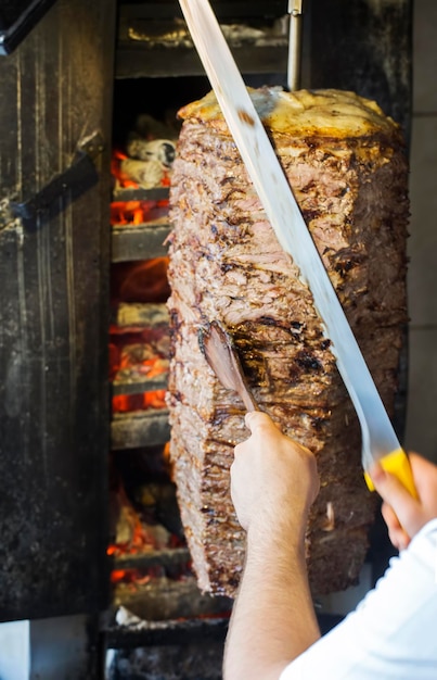 Foto deliziosi cibi tradizionali turchi; döner kebab, carne alla griglia