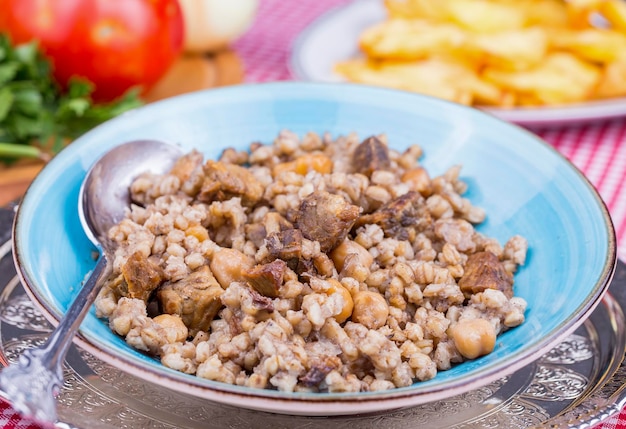 Foto cibi tradizionalmente deliziosi turchi carne bulgur pilav asir pilav