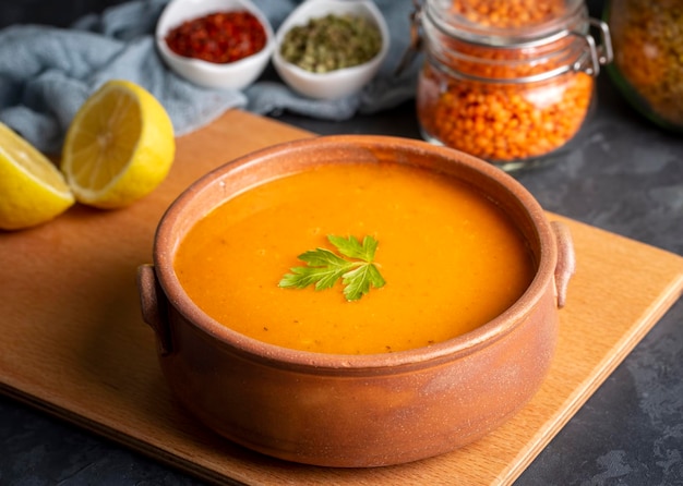 전통적인 터키 음식은 은 렌즈 수프, 터키 이름은 메르시메크 코르바시 (Mercimek corbasi) 이다.