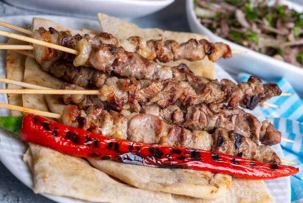 Photo traditional delicious turkish foods skewers turkish name cop sis