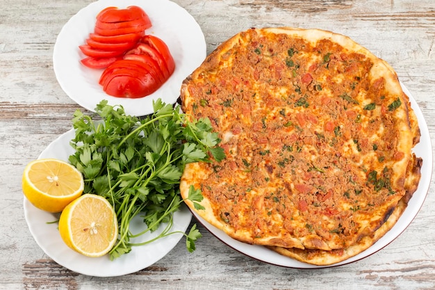 Традиционные вкусные турецкие блюда; Турецкая пицца, мясной хлеб (лахмаджун)