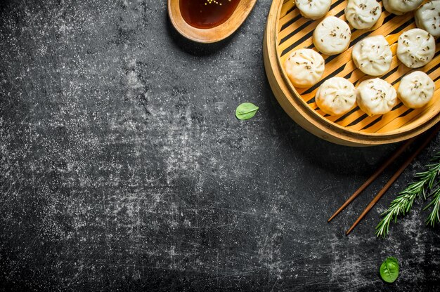 Photo traditional dish dumplings manta with meat in a bamboo steamer