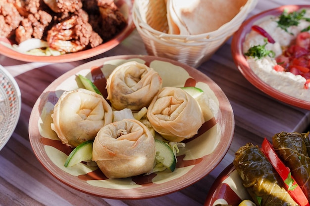 中東料理の伝統料理 チーズとほうれん草を詰めたフィロ生地ペストリーの前菜 フィロ ペストリー レシピ
