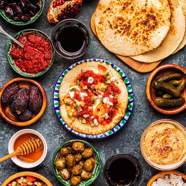 Piatti tradizionali della cucina israeliana e mediorientale malavach con diversi ripieni vista dall'alto