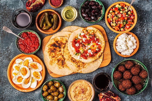 Piatti tradizionali della cucina israeliana e mediorientale malavach con diversi ripieni vista dall'alto