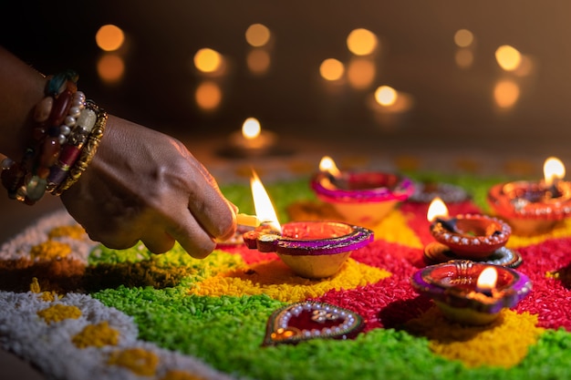 Photo traditional diya lamps lit during diwali celebration