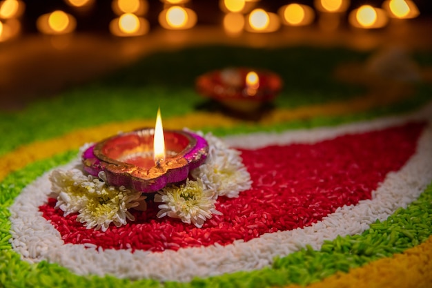 Le tradizionali lampade diya si accendono durante la celebrazione del diwali