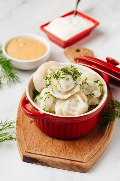 Photo traditional dumplings and dumplings made from dough with meat filling