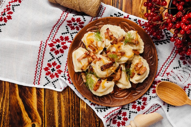 Фотография традиционные пельмени и пельмени из теста с мясной начинкой